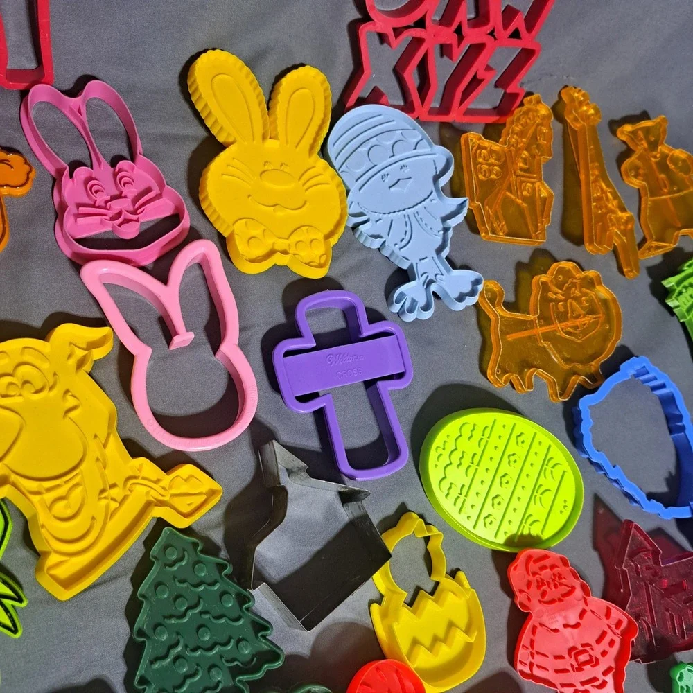 50+‎ Plastic Cookie Cutter Lot Christmas Easter Muppets Peanuts Scooby Hogwarts